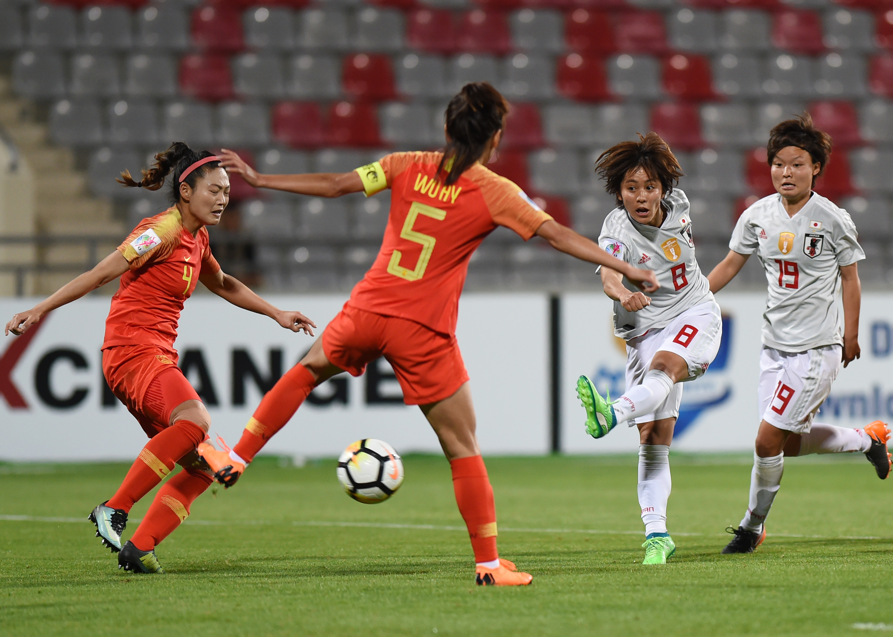 亚洲女足比赛中我国队赢得掌声