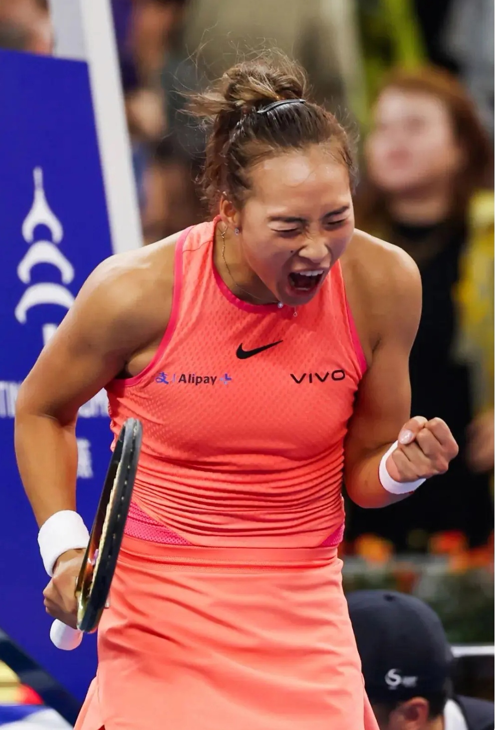 世界足球锦标赛中女运动员表现神勇